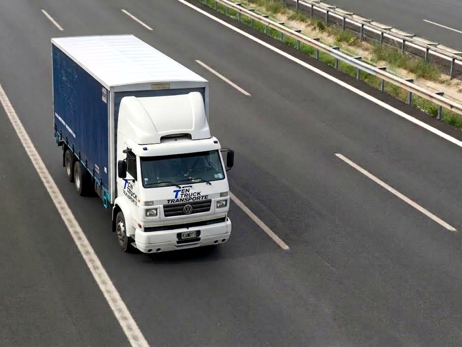 Camión de Ten Truck en ruta transportando carga en Buenos Aires